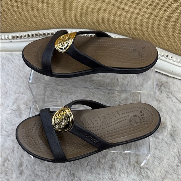 CROCS | Sanrah Slip On Hammered Teardrop 
Comfort Sandals, Size 5 - Picture 2 of 11